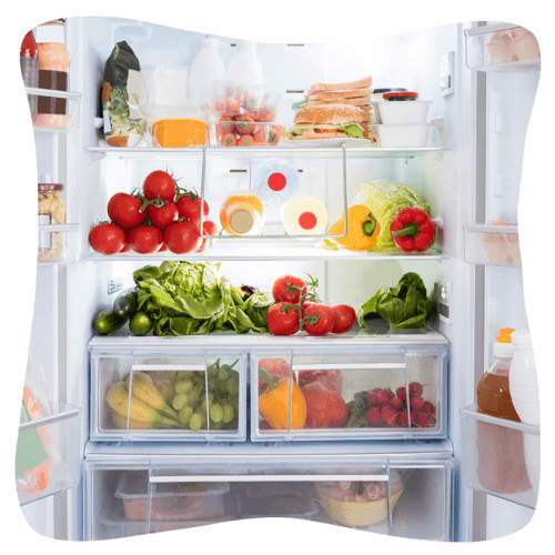 L’intérieur d’un réfrigérateur. Ce dernier est plein de légumes et de fruits frais. 