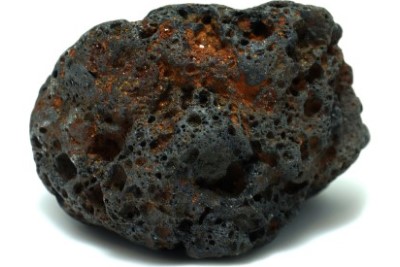 Une roche noire et pleine de petits trous. 