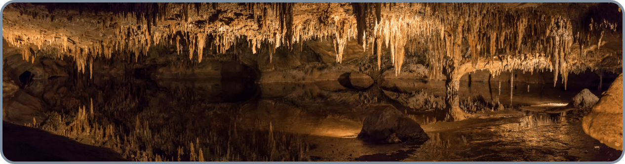 L’intérieur d’une caverne, avec des stalactites et des stalagmites. 