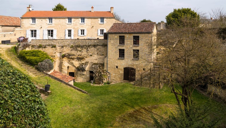 Une maison moderne dont la moitié est construite sous la terre. 