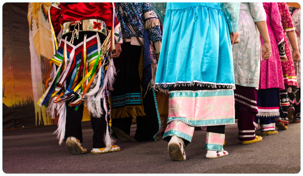 Des personnes des Premières Nations en costumes traditionnels. 