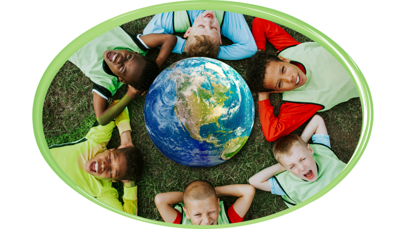 Des jeunes allongés sur le dos, ils sont placés en rond autour d’une représentation de la Terre. 