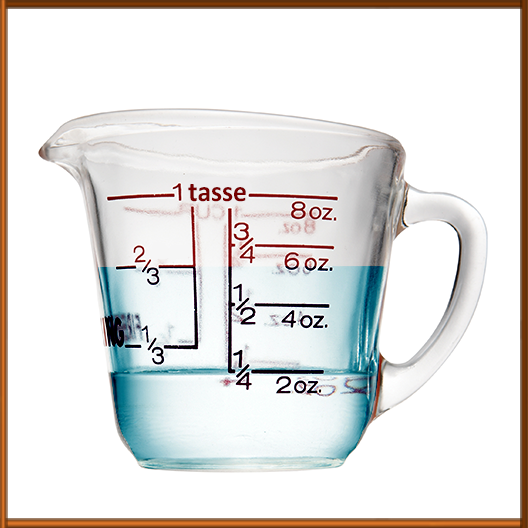 Une tasse à mesurer avec 2 tiers de tasse d’eau. 