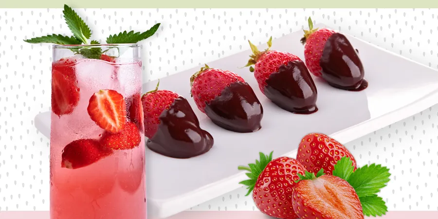 Photo d'un verre de limonade aux fraises, de fraises trempées dans le chocolat, et de trois fraises.