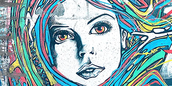 Photo d’une œuvre d’art urbaine en graffiti qui représente une jeune femme aux cheveux multicolores.  