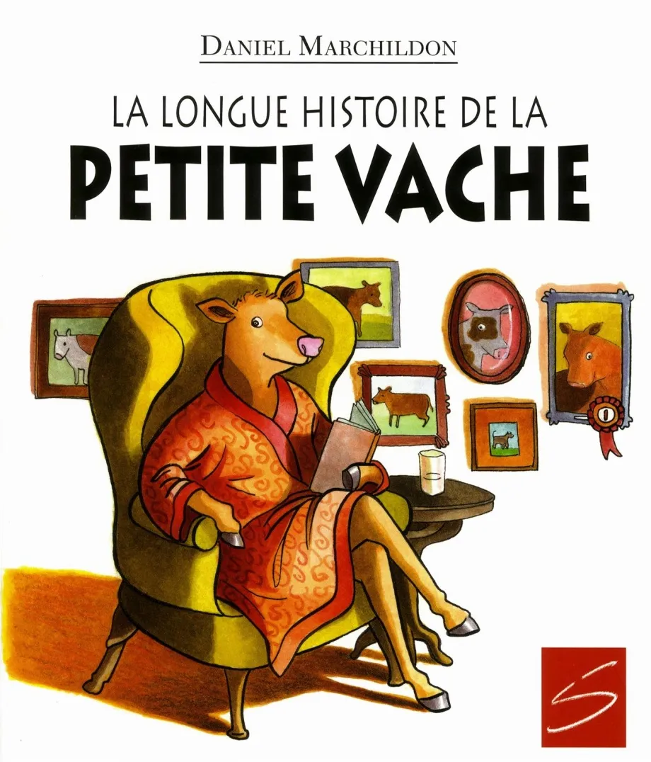 Page couverture de « La longue histoire de la petite vache », livre de Daniel Marchildon.    En illustration de couverture, on peut voir une vache assise dans un fauteuil qui lit un livre.  