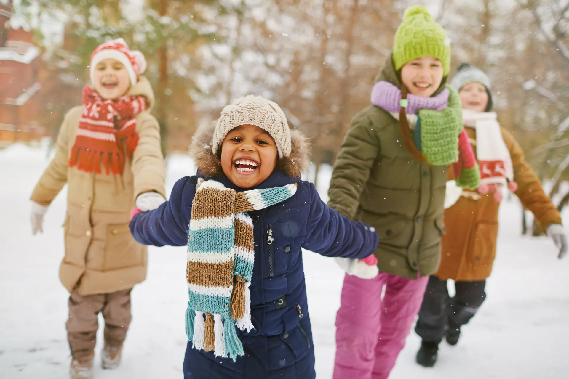 Quatre enfants jouant dans la neige