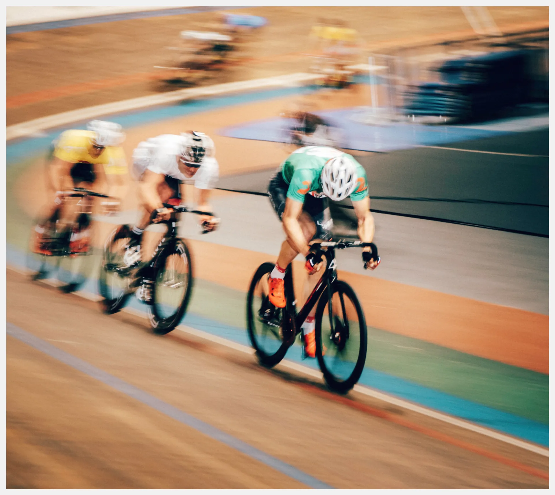 Photo de trois cyclistes sur une piste.