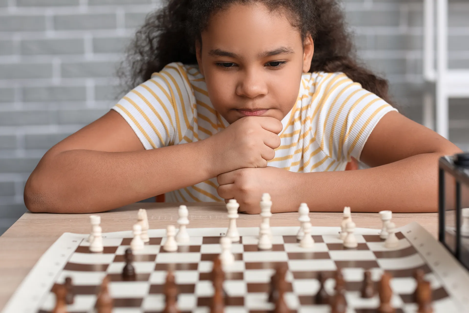 Photo d'une jeune fille qui joue aux échecs