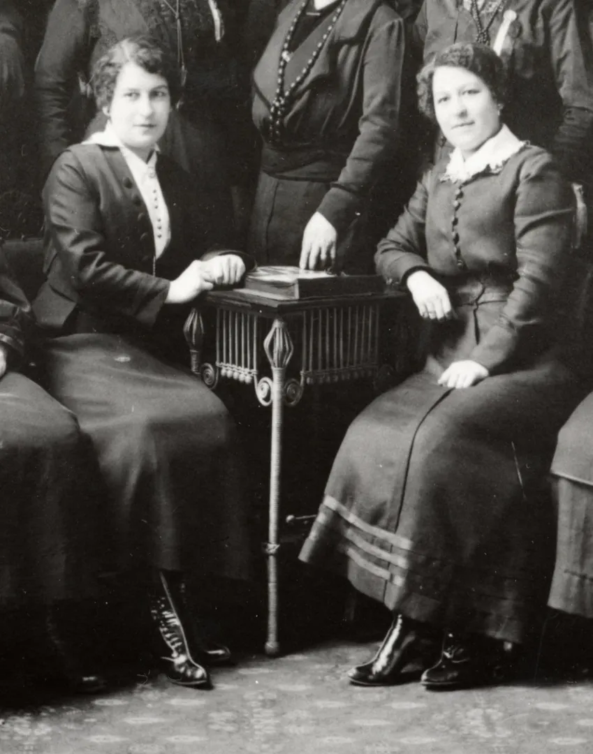 Photo de Diane et Béatrice Desloges, deux figures importantes de la lutte pour l’enseignement en français. 