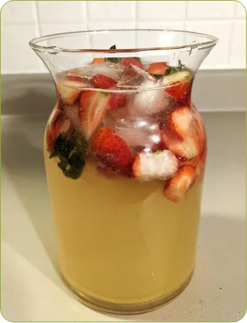 Photo d’un pichet de limonade aux fraises. 