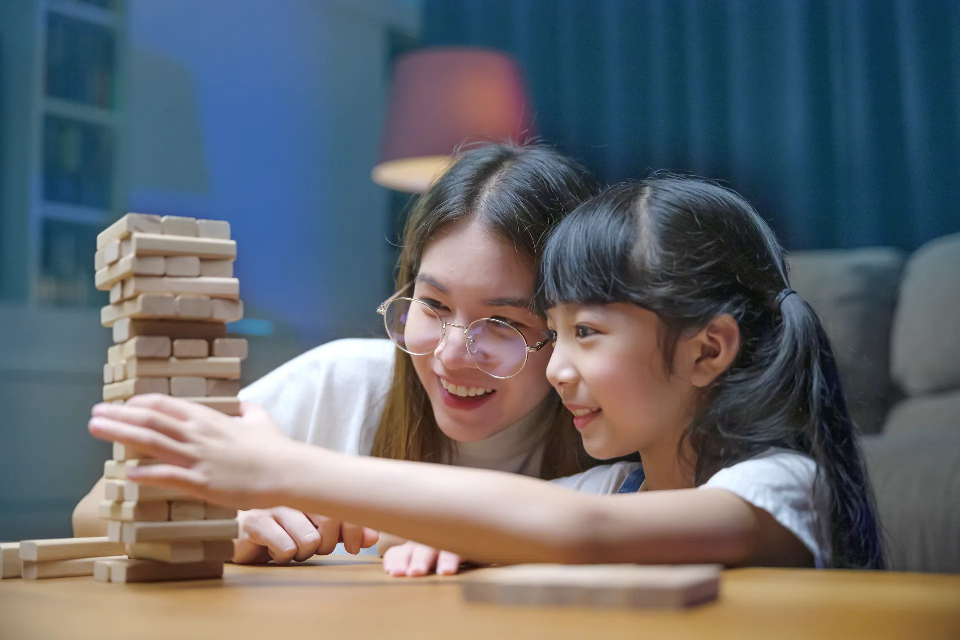 Une enfant et une adulte en train de jouer à Jenga