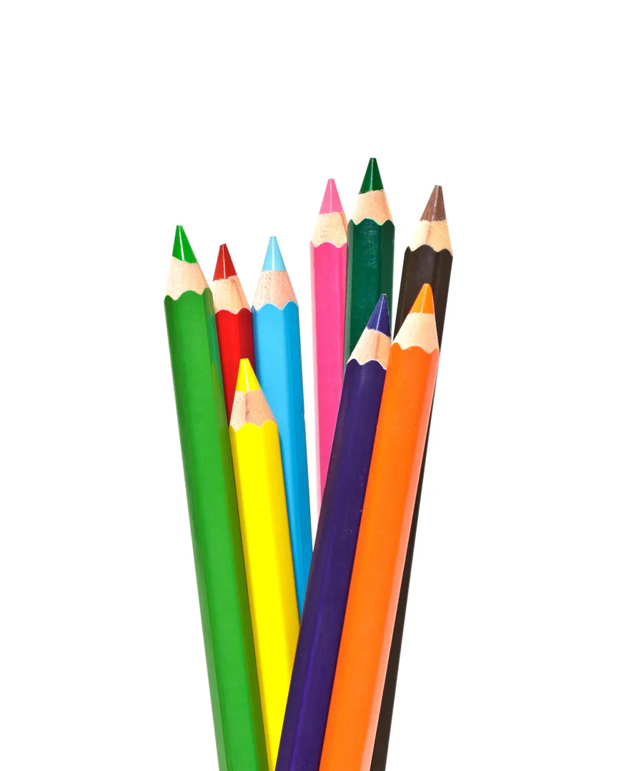 Des crayons de couleur en bois taillés.