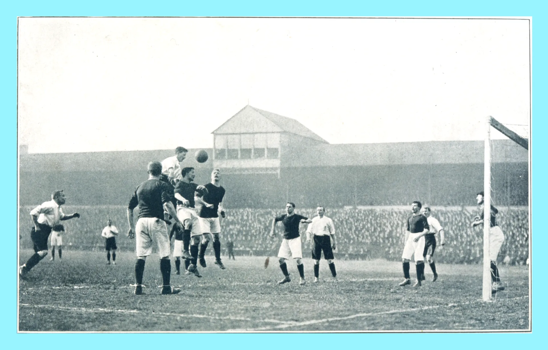 Une photo en noir et blanc d'un match de soccer.