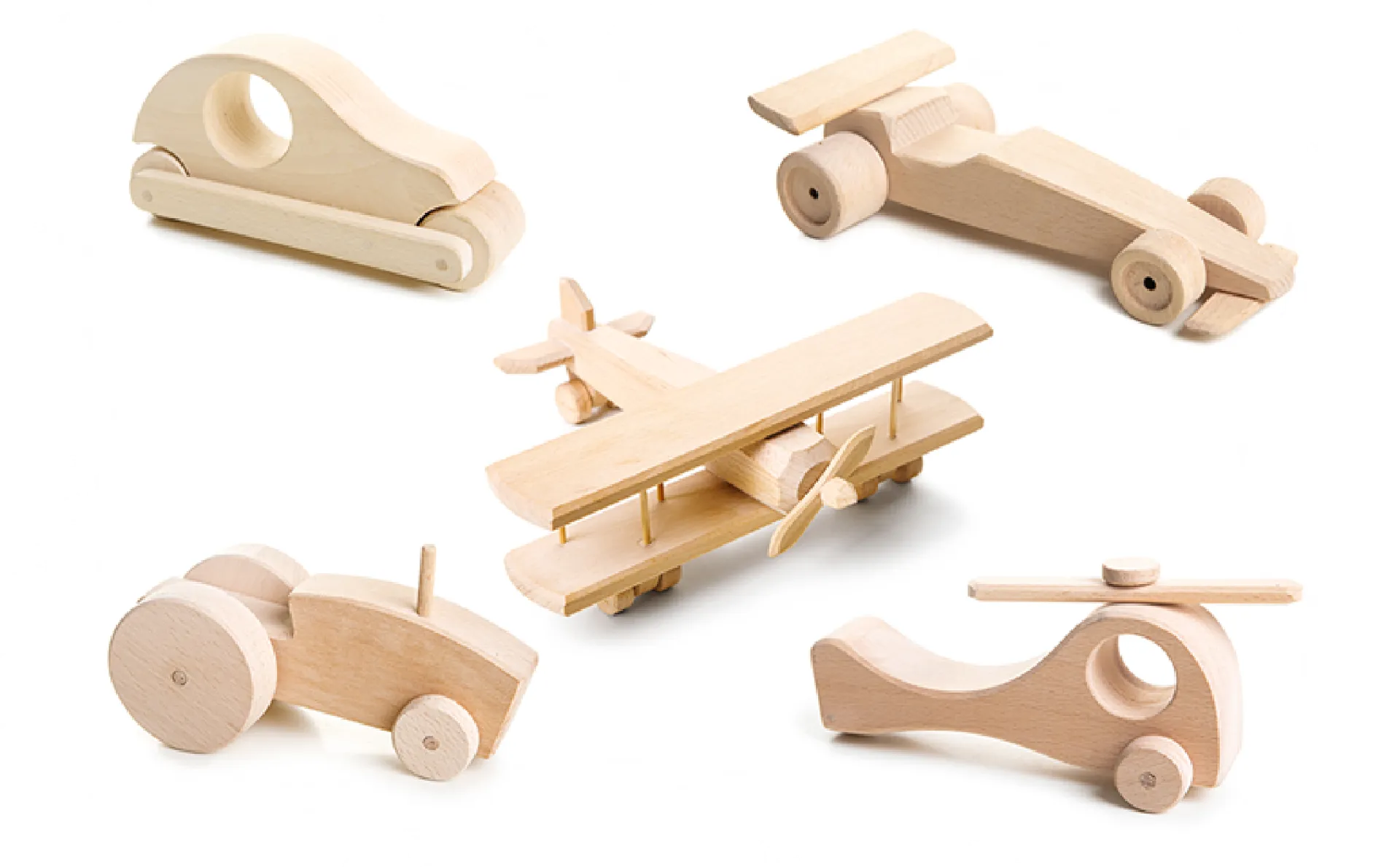 Image de différents jouets représentant des véhicules en bois : une automobile, une voiture de course, un avion, un tracteur et un hélicoptère.