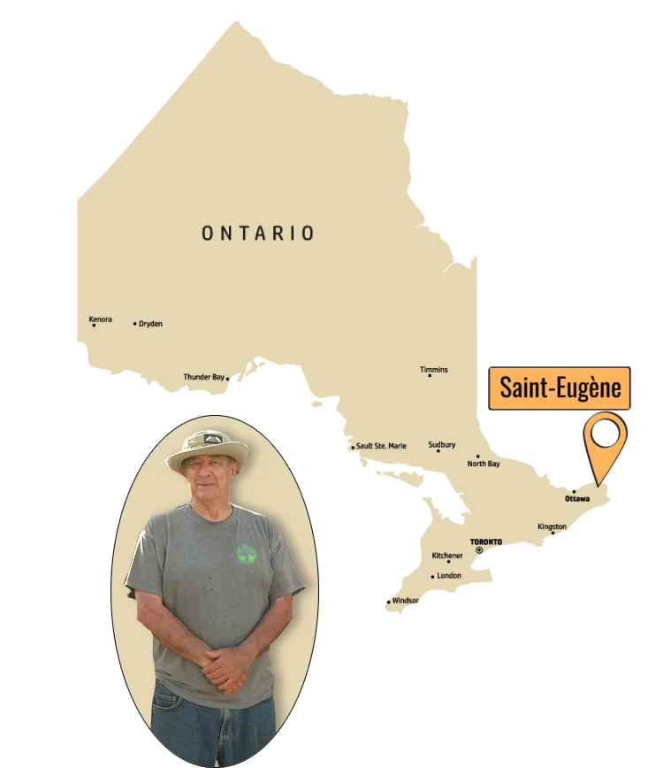 Carte géographique de l’Ontario, une épingle situe le village de Saint-Eugène au sud-est. En dessous, photo en plan américain de Robert Poirier.