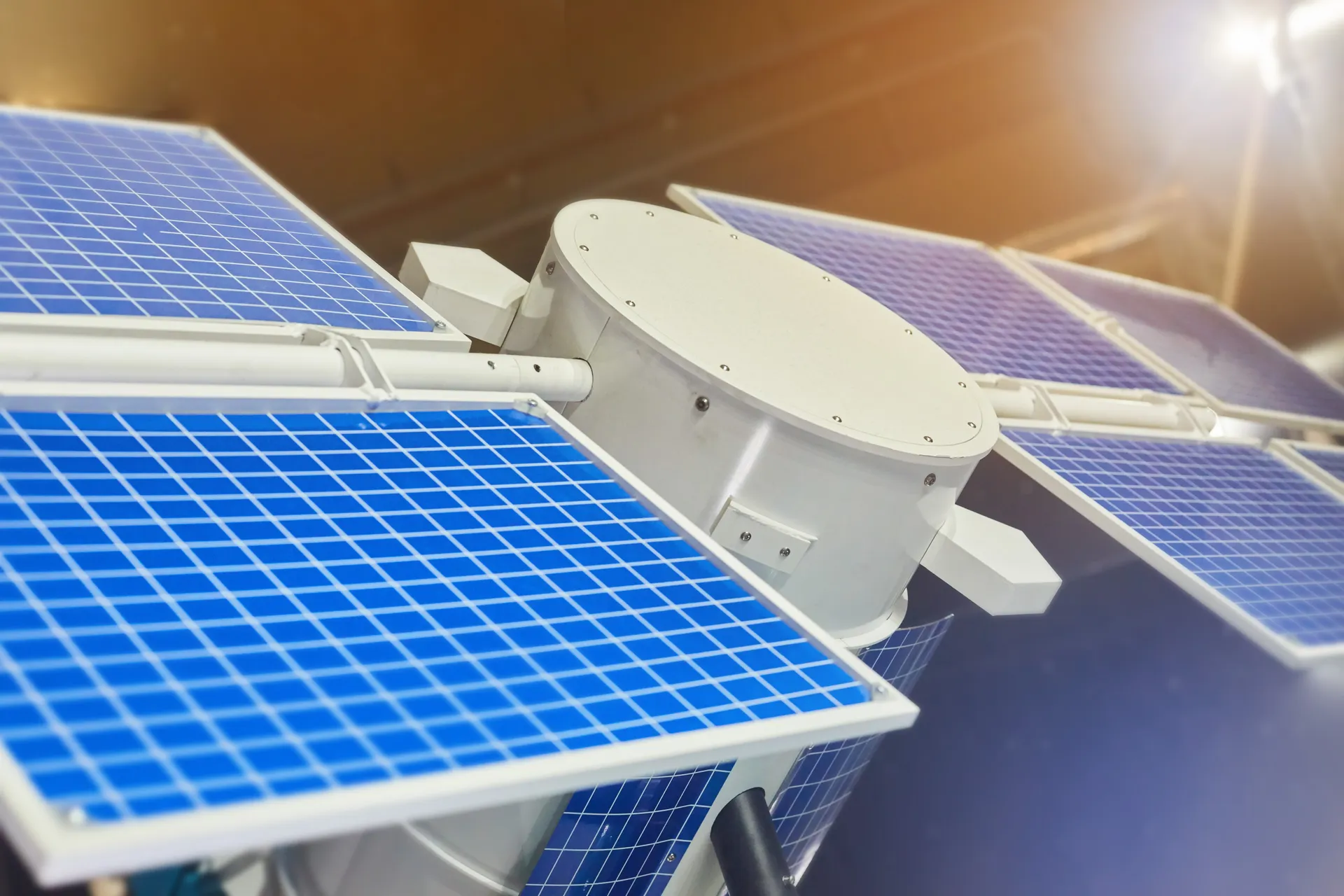 Gros plan sur les panneaux solaires d’un satellite.