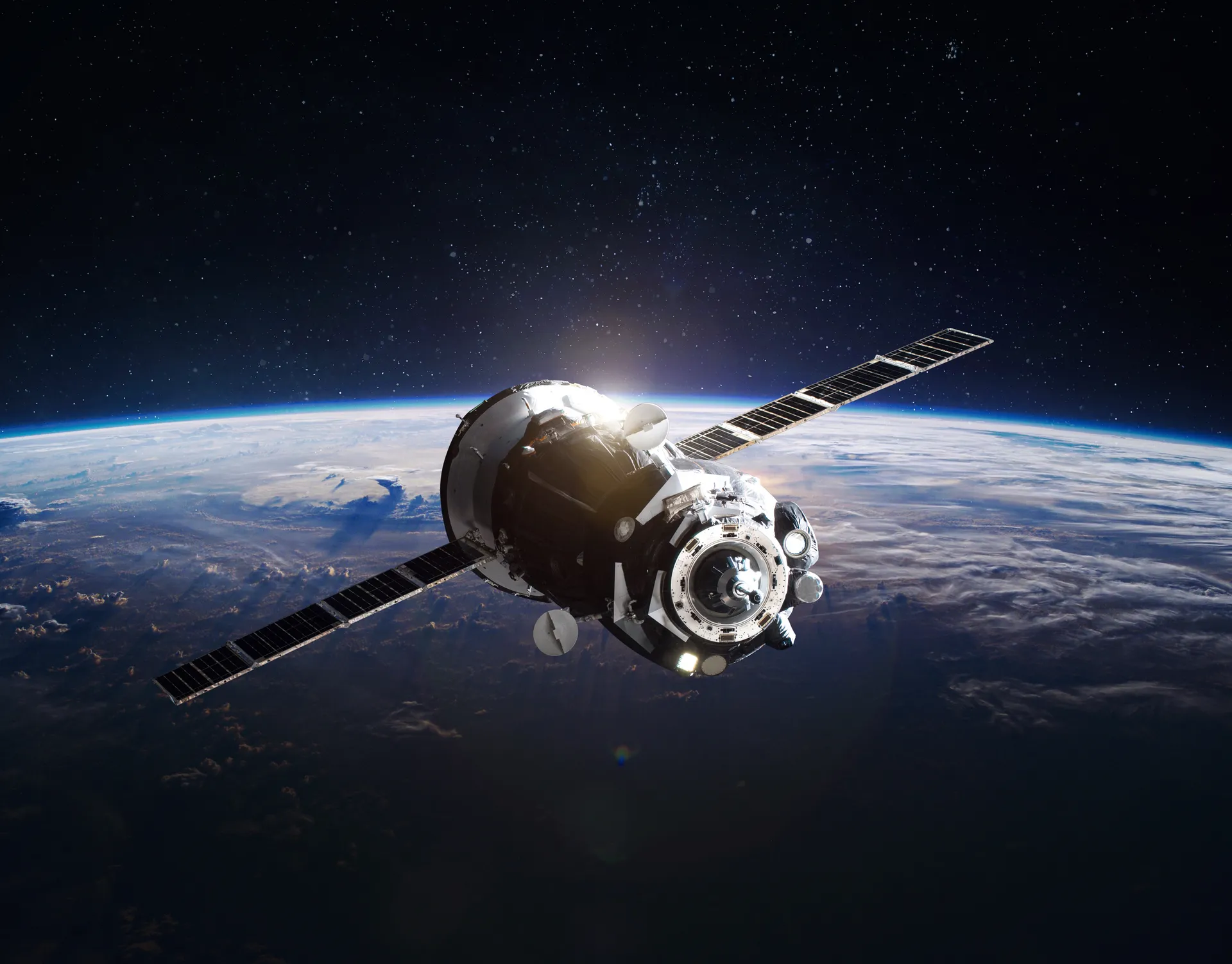 Photo illustrant un satellite perdu au-dessus de la Terre.
