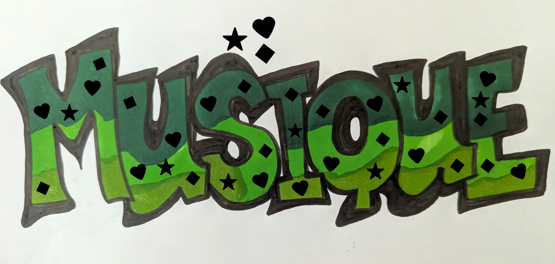 Les lettres 3D du mot « musique » en trois teintes de vert sont garnies de petits cœurs, étoiles et losanges noirs.