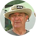 Photo du visage de Robert, qui est coiffé d’un chapeau pare-soleil.